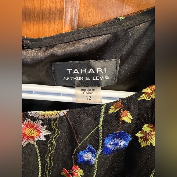 Tahari Arthur S. Levine Size 12 Embroidered Shift Dress - Picture 3 of 5